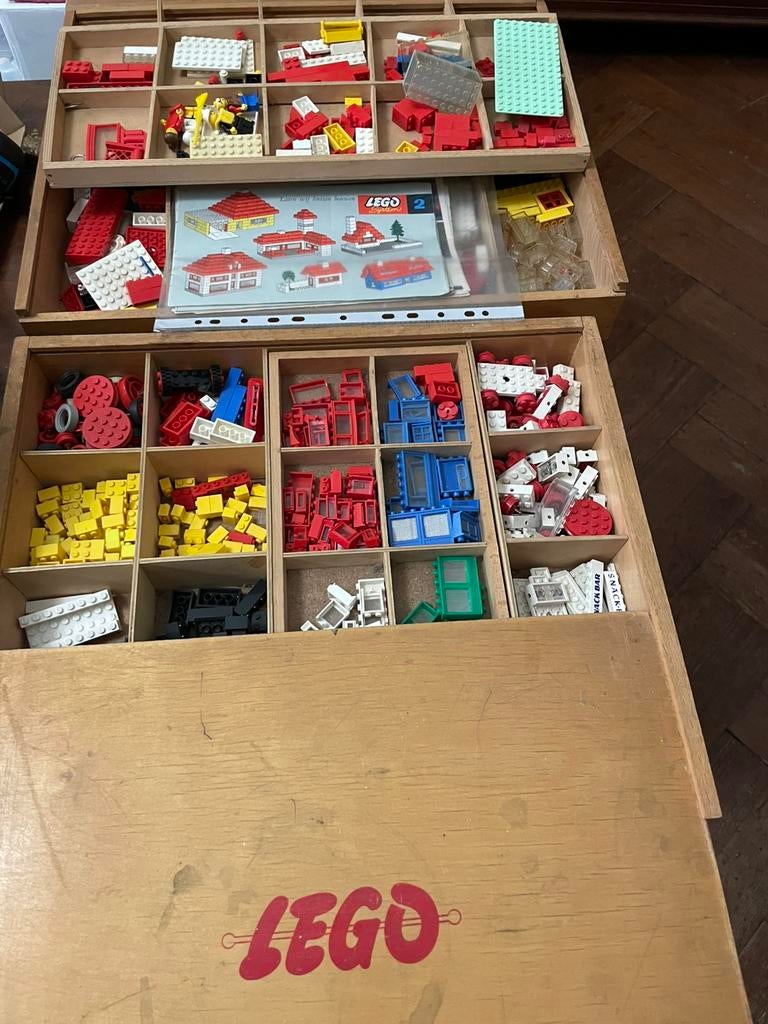 Twee houten lego dozen met inhoud, Ophalen, Zo goed als nieuw