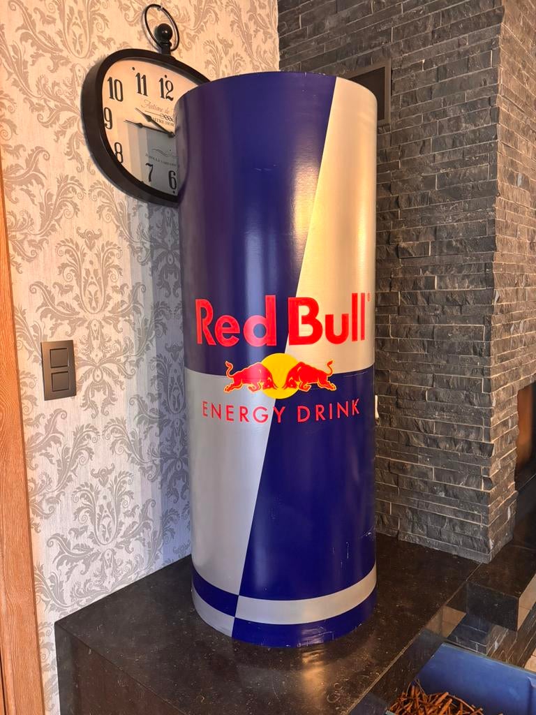 Groot karton Red Bull blik - origineel van Red Bull, Verzamelen, Merken en Reclamevoorwerpen, Ophalen, Zo goed als nieuw, Reclamebord