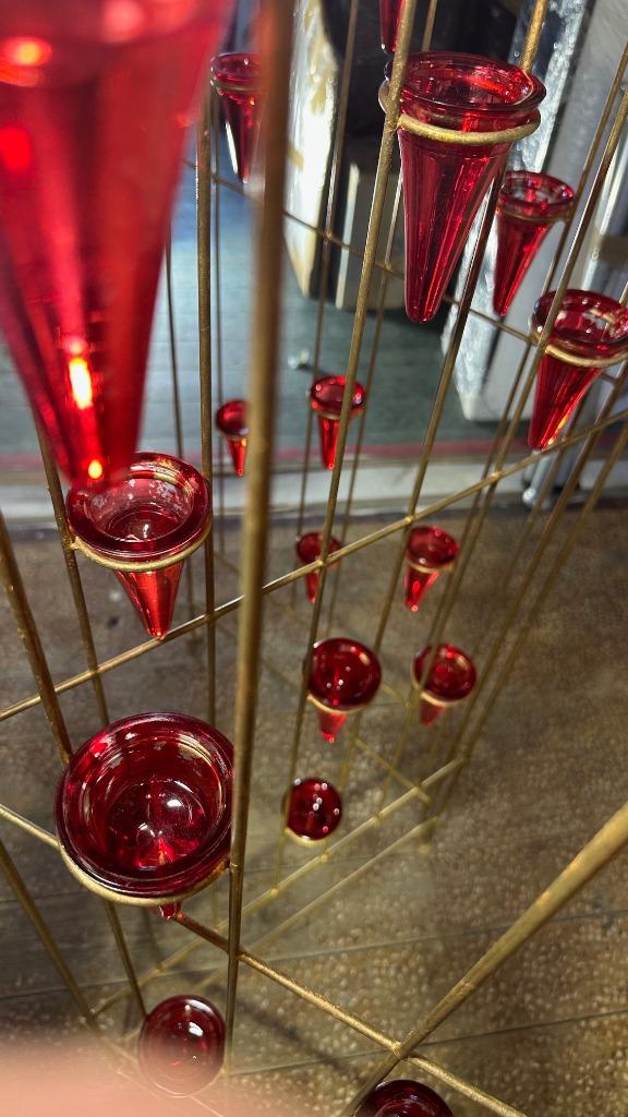 Paravent métal doré avec bougeoirs en  verre rouge, Maison & Meubles, Accessoires pour la Maison | Paravents d'intérieur, Utilisé