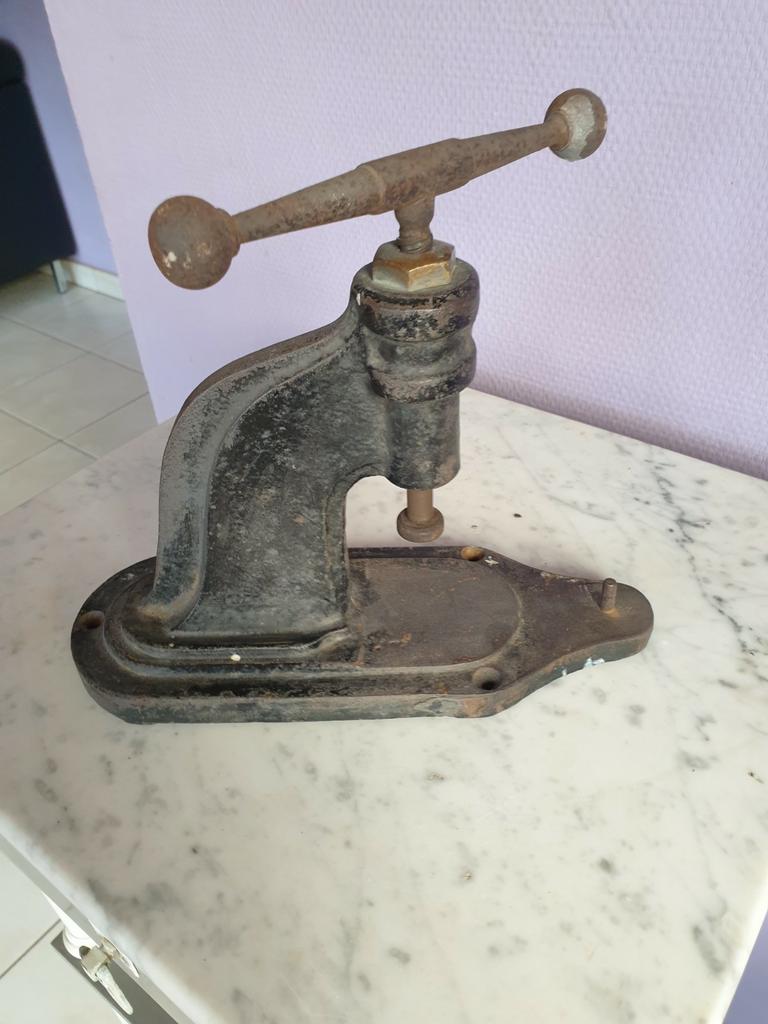 Gietijzeren schoenmakers pers, Ophalen