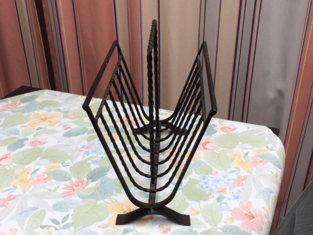 Krantenhouder in gietijzer met mooie details, Huis en Inrichting, Ophalen