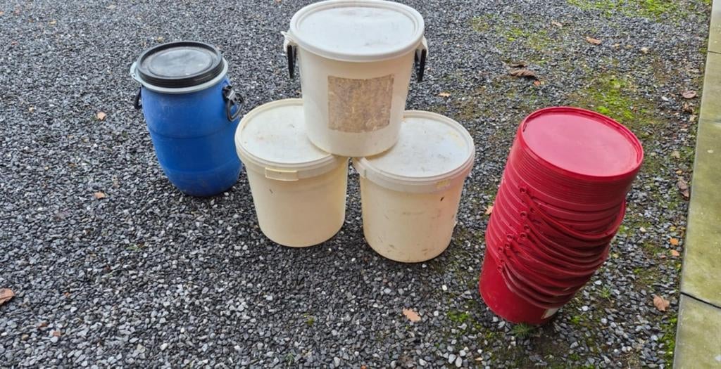 Voedertonnen en emmers, Enlèvement