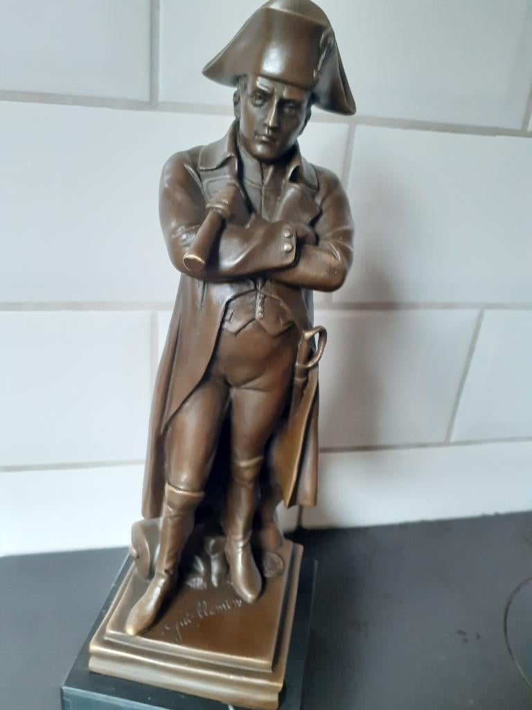 BRONZEN BEELD GESIGNEERD DOOR NAPOLEON OP MARMEREN SOKKEL, Antiek en Kunst, Ophalen of Verzenden, Brons