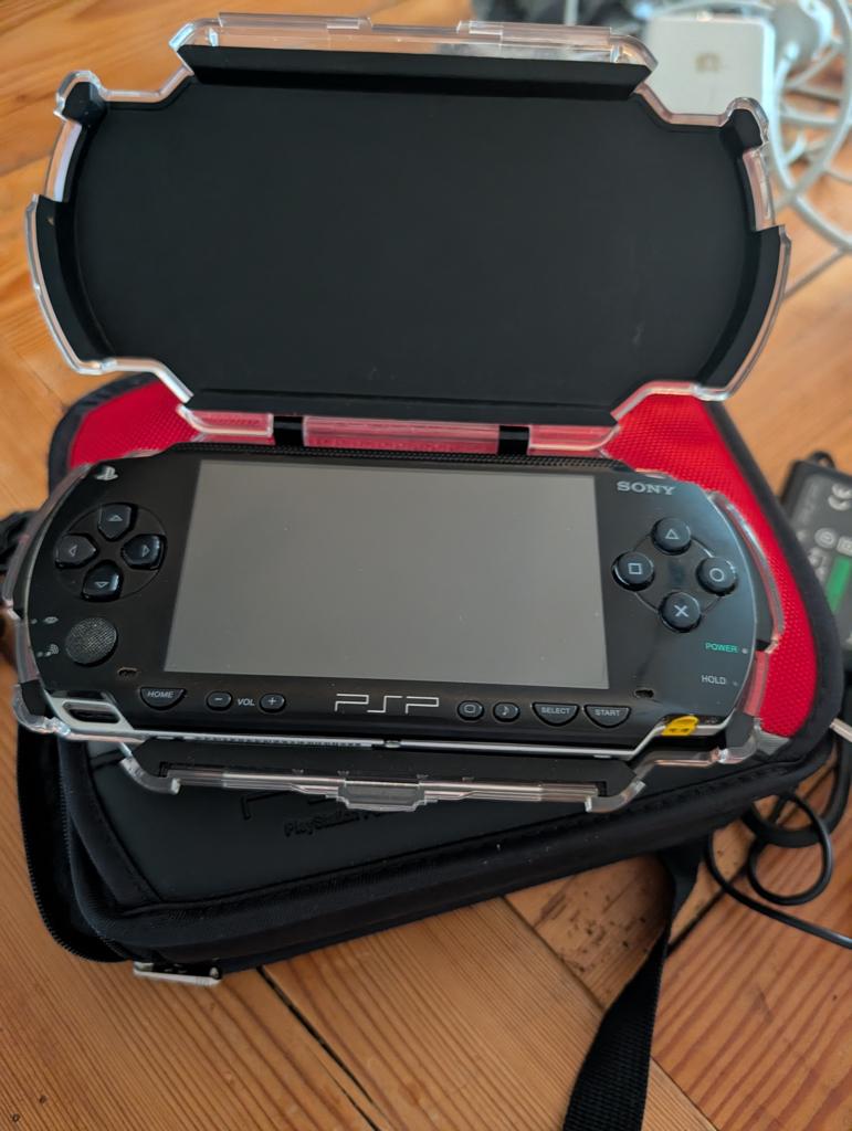 PSP 1004 + Logitech Case + 6 Top Games, Consoles de jeu & Jeux vidéo, Enlèvement ou Envoi, Utilisé, Avec caméra, PSP