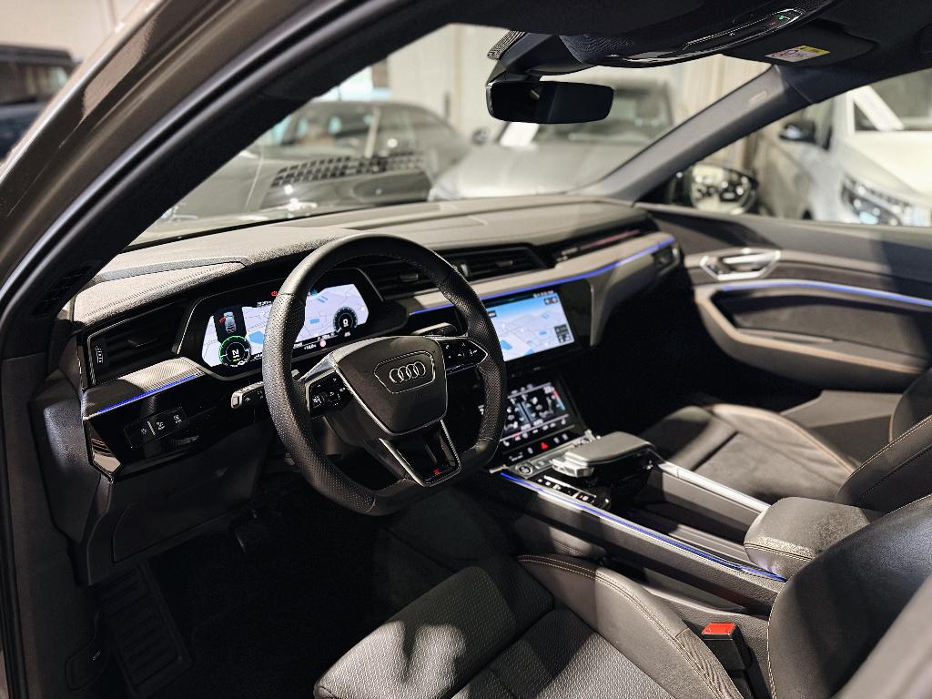 Audi E-Tron 55 Sportback Quattro S-Line ‘Black Edition’, Auto's, Audi, Automaat, USB, 5 zetels, SUV of Terreinwagen