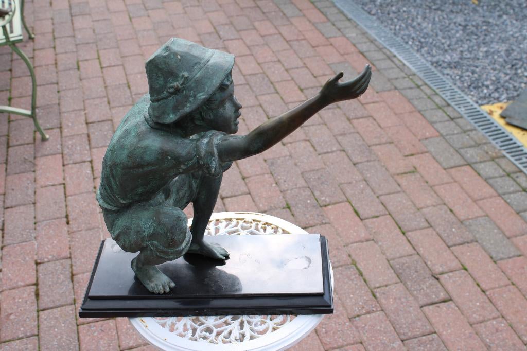 garçon au chapeau en bronze sur socle ., Jardin & Terrasse, Enlèvement ou Envoi, Neuf