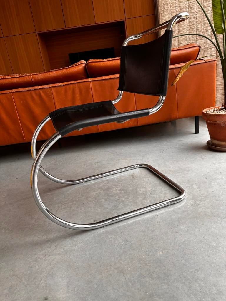 Buisstoel Mies van der Rohe MR10, Enlèvement