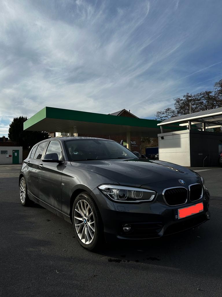 BMW 118i Sport line (2018) - 59.000 km, Auto's, BMW, 100 kW, USB, Leder en Stof, 5 deurs