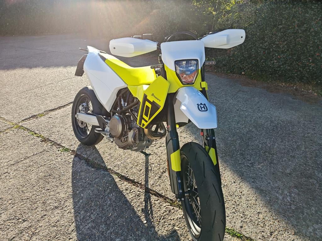 Supermotard Husqvarna 701 modèle 2026 disponible en stock, Particulier, 700 cm³, 1 cylindre, SuperMoto