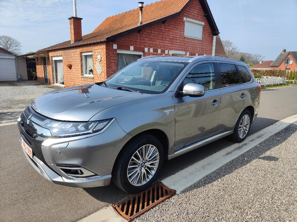 Outlander PHEV à traction intégrale 2.4 business, Autos, Argent ou Gris, Achat, Entretenue par le concessionnaire, Noir