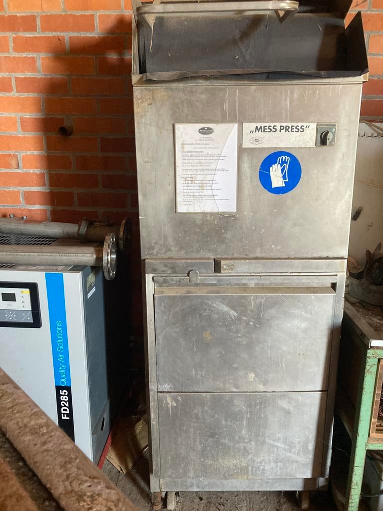 Afvalpers mess press, Zakelijke goederen, Ophalen