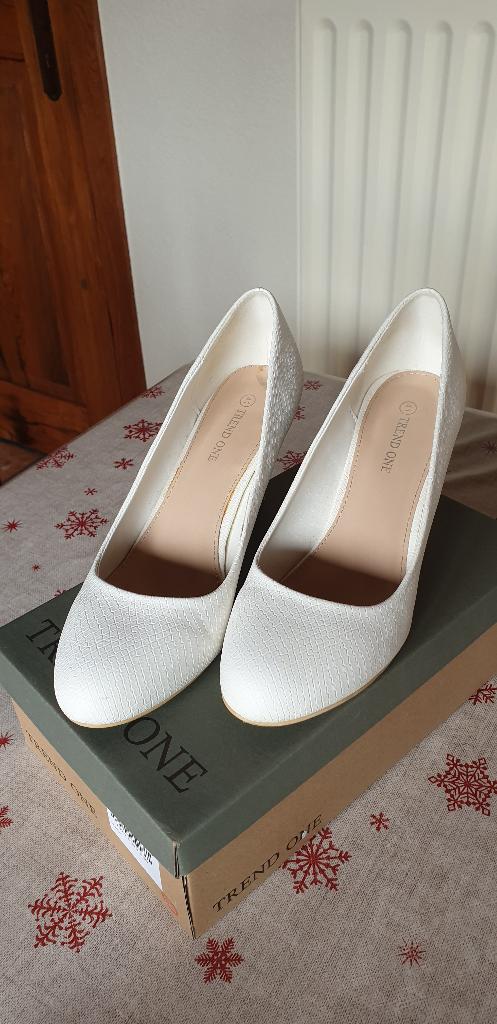 Witte schoenen met hakken, Kleding | Dames, Schoenen, Wit, Ophalen of Verzenden, Zo goed als nieuw, Schoenen met hoge hakken