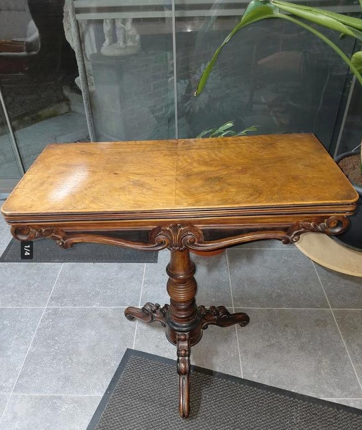 19e-eeuwse gebeeldhouwde walnoot- en eboniseerde kaarttafel, Antiquités & Art, Antiquités | Meubles | Tables, Enlèvement ou Envoi