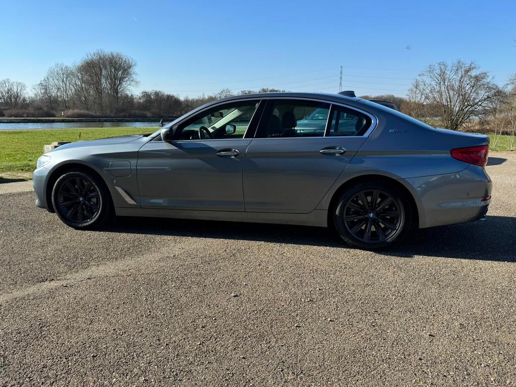 BMW 530e, Auto's, BMW, Achterwielaandrijving, 4 cilinders, Dealer onderhouden, Zilver of Grijs