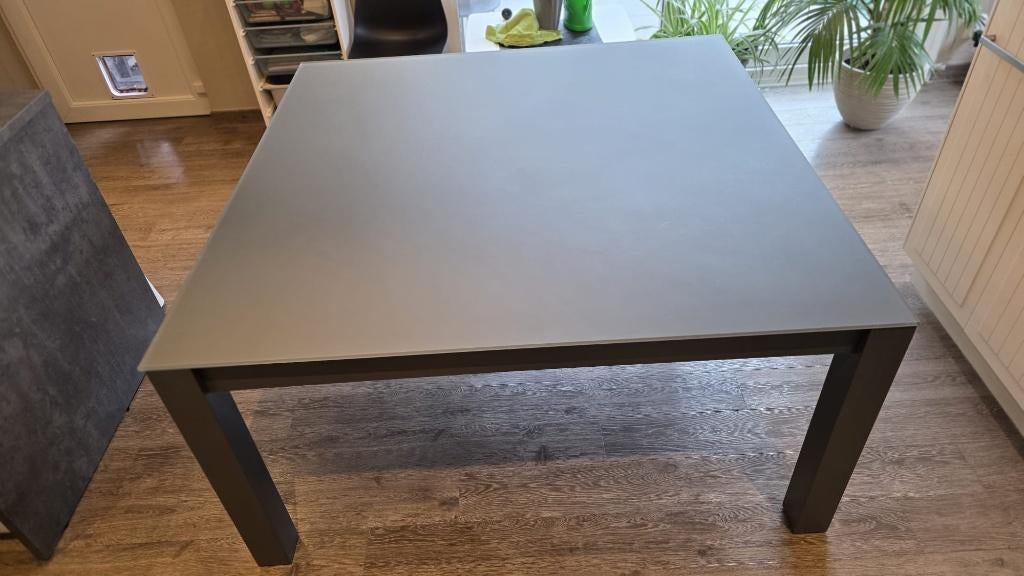 Eettafel met glazen tafelblad., Huis en Inrichting, Tafels | Eettafels, Ophalen, Glas, Vierkant, Zo goed als nieuw