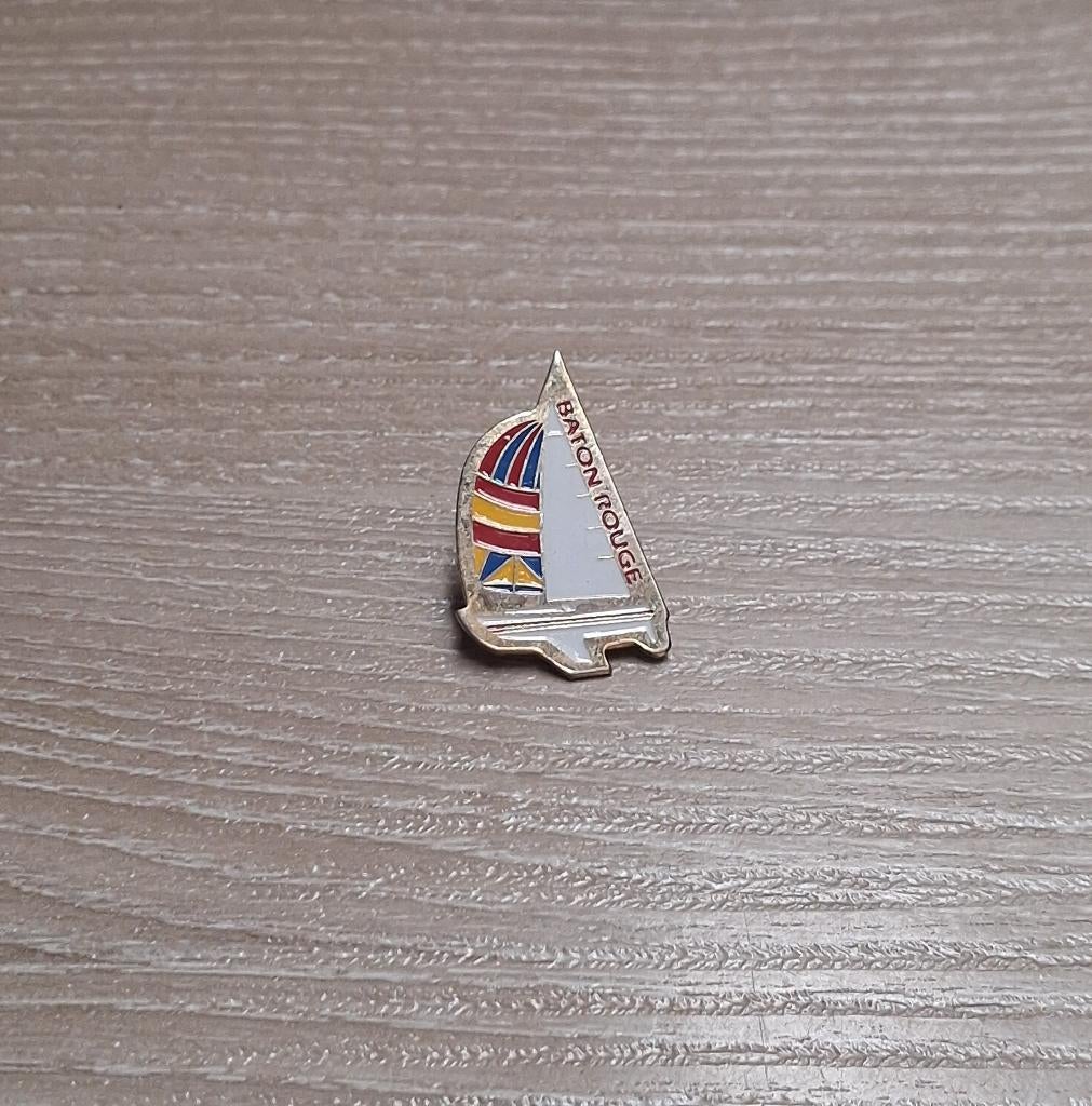 PIN - BATON ROUGE - VOILIER - ZEILBOOT, Envoi, Utilisé, Autres sujets/thèmes, Insigne ou Pin's