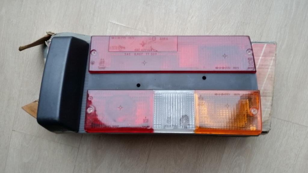 Feu arrière droit de la Fiat 131 131 Racing. Nouveau., Enlèvement ou Envoi, Fiat