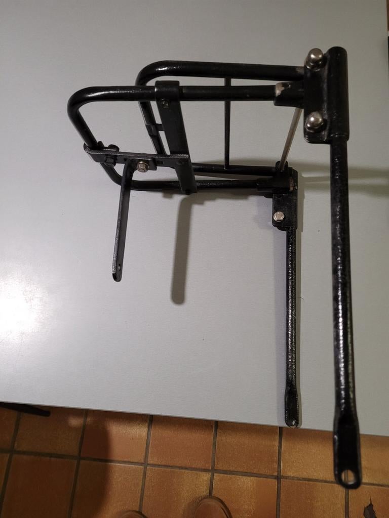 Bagagerek voor old-timer motorfiets., Motoren