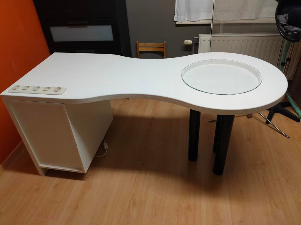 Manicure tafel, Ophalen