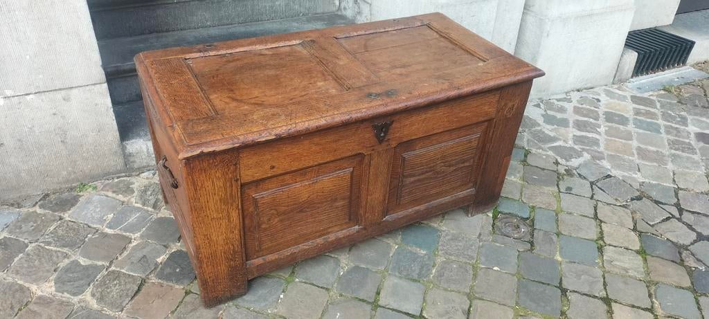 Ancien coffre en bois, Enlèvement