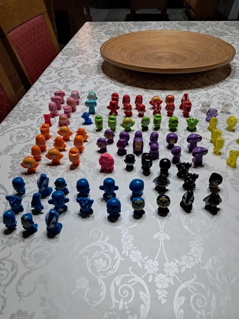 Gogos 88 stuks &pins  / emoji, Collections, Jouets miniatures, Enlèvement ou Envoi, Comme neuf