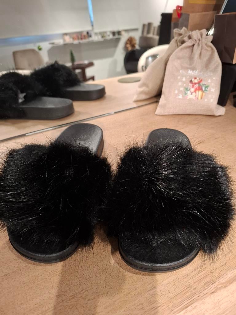 Neuf sandales pantoufles fourrure 37, Ophalen of Verzenden, Nieuw, Grijs, Pantoffels of Sloffen