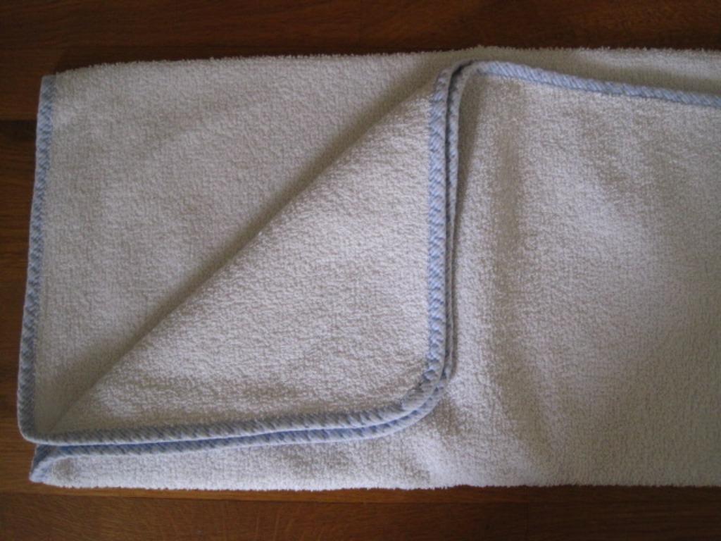 Babyhanddoek wit met blauw biesje, Kinderen en Baby's, Ophalen of Verzenden, Gebruikt, Overige typen