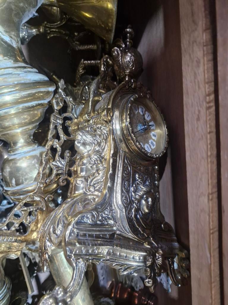 Beaucoup de chandeliers, pots, horloges en cuivre jaune et r, Enlèvement