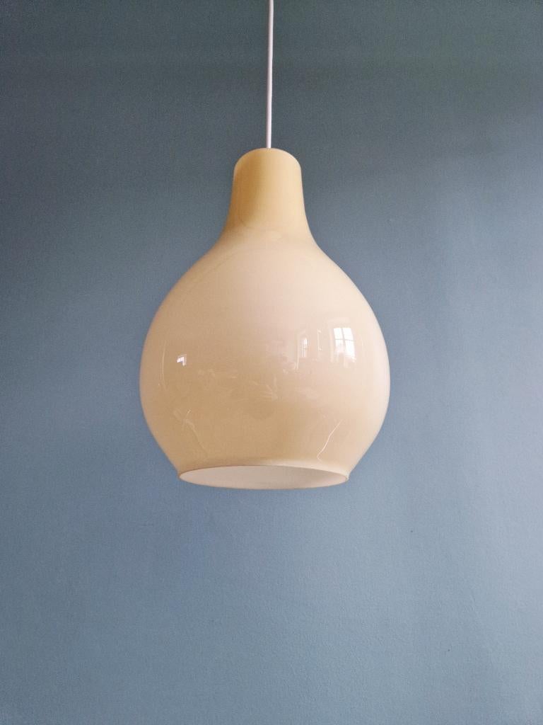 Suspension scandinave bulbeuse en opaline jaune, 1960, Enlèvement ou Envoi