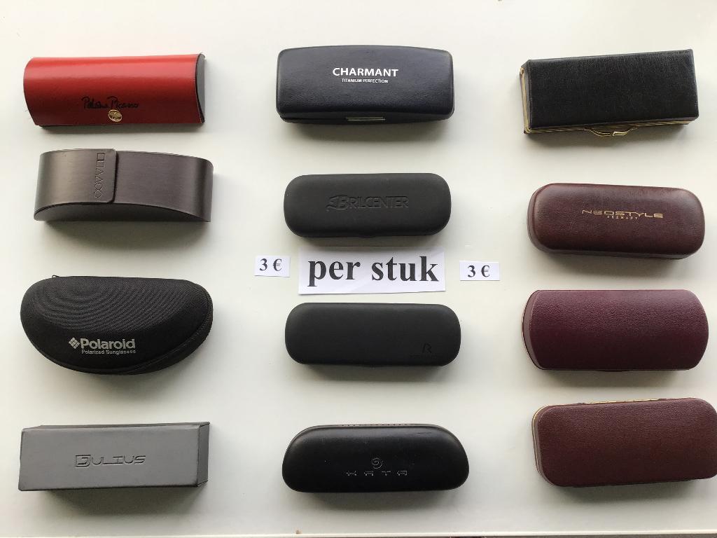 12 magnifiques étuis à lunettes pour seulement 3€ chacun, Bijoux, Sacs & Beauté, Enlèvement ou Envoi, Comme neuf