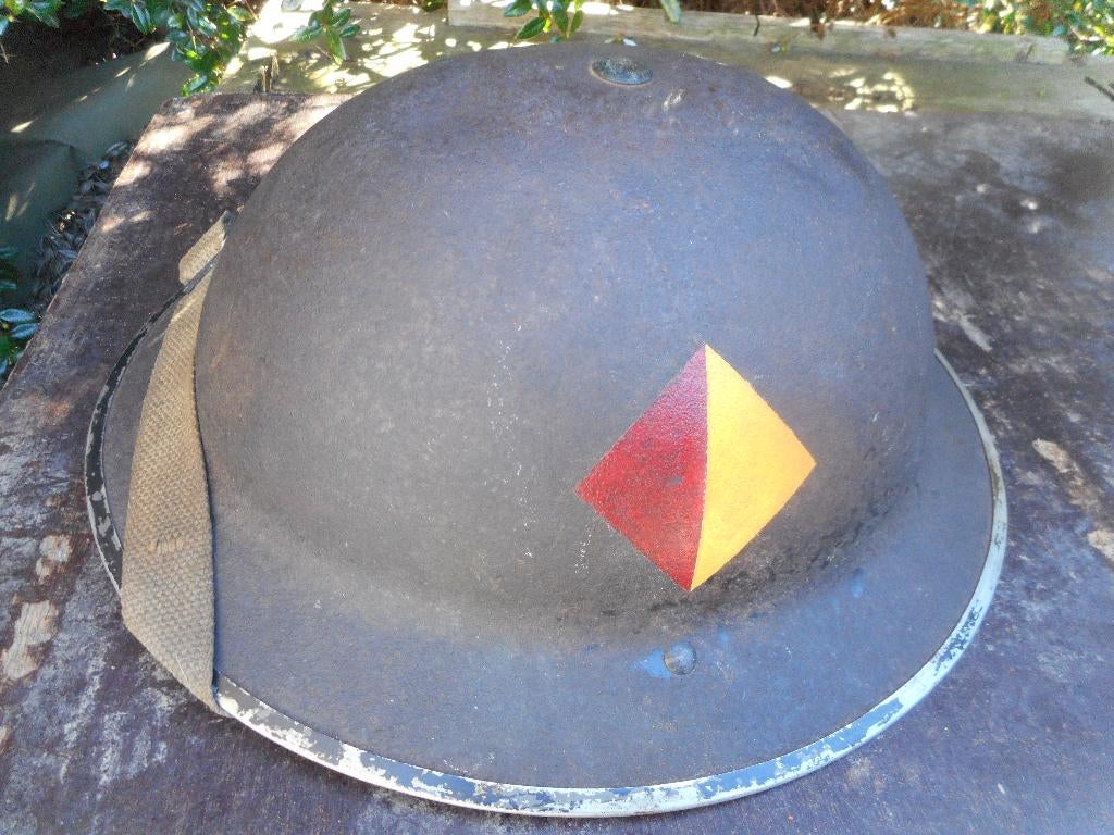 vieux casque de la guerre avec insigne belge anglais 1938, Collections, Envoi