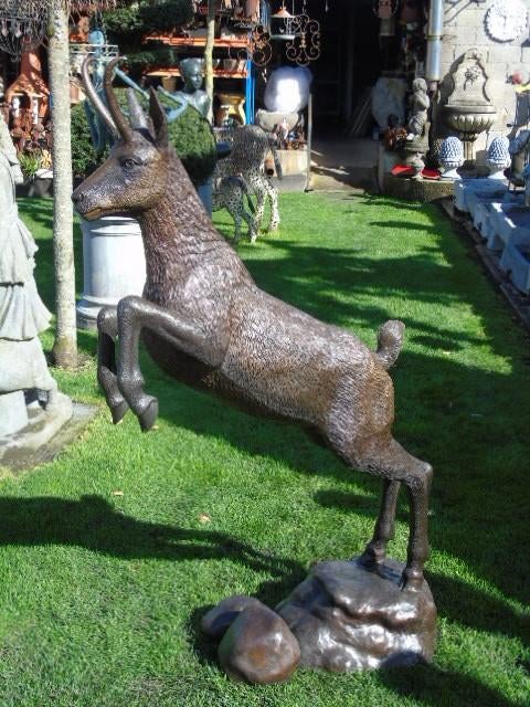 chèvre bouc des montagnes en bronze sur rocher ., Jardin & Terrasse, Statues de jardin, Neuf, Animal, Autres matériaux, Enlèvement