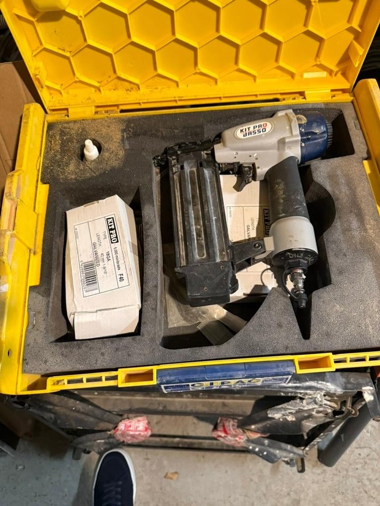 Kit Pro Basso — Cloueur pneumatique + boîte clous F40, Bricolage & Construction, Enlèvement, Utilisé