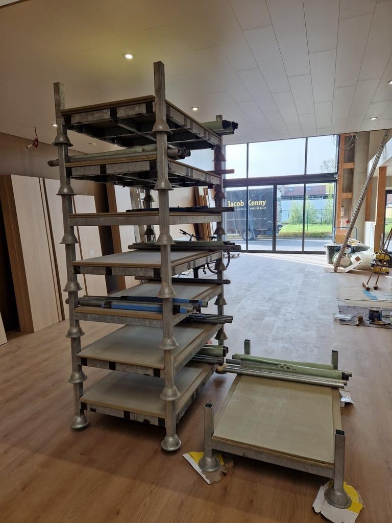 8st palletrekken met buizen 1m L1200xB800xH1050 €80/st, Ophalen