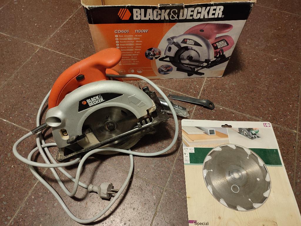 Cirkelzaag Black & Decker met accessoires, Ophalen of Verzenden, Cirkelzaag