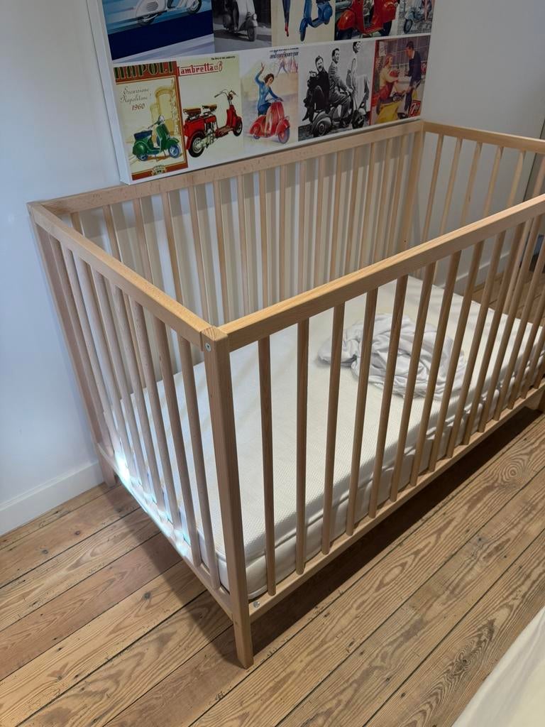 Ikea baby met met matras en Aerosleep topper+2xhoes, Kinderen en Baby's, Ophalen, Zo goed als nieuw