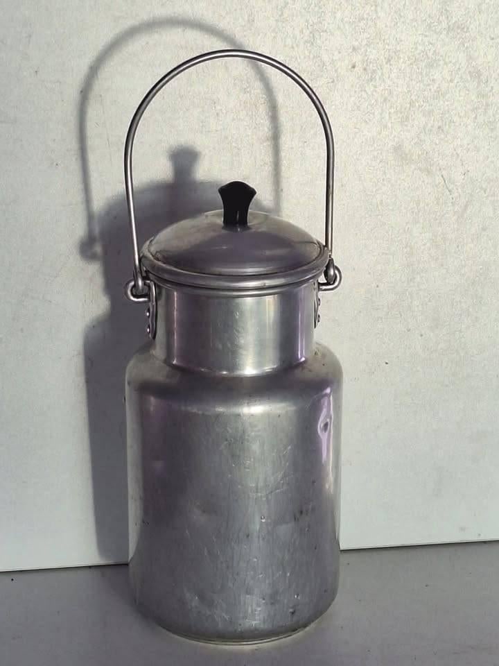 Jolie ancienne cruche à lait en aluminium, Antiquités & Art, Enlèvement ou Envoi