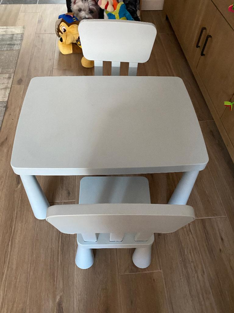 Tafeltje en twee stoeltjes voor kleine kindjes Ikea, Kinderen en Baby's, Ophalen, Gebruikt, Jongen of Meisje