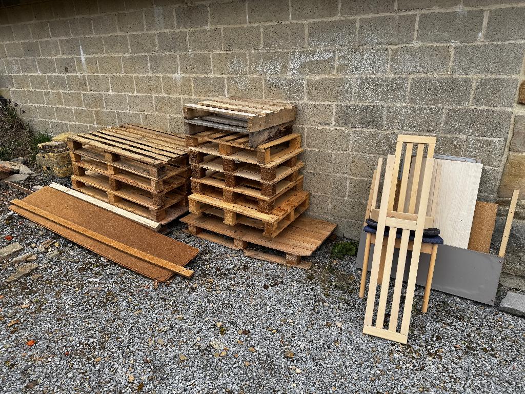 Palettes DEMI EURO NON consignées et bois divers à donner, Enlèvement