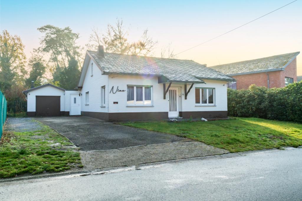 Gezellige bungalow met tuin en renovatiekansen in Koersel, Immo, Huizen en Appartementen te koop, Benedenwoning, 500 tot 1000 m²