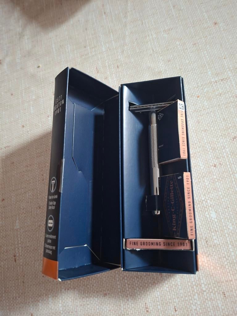 Rasoir homme neuf, Enlèvement