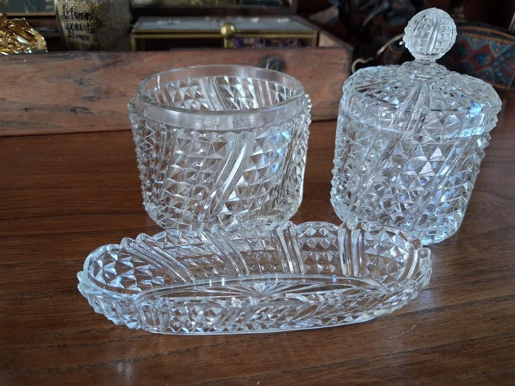 Petit ensemble de toilette à motif découpé, Antiquités & Art, Antiquités | Verre & Cristal, Enlèvement ou Envoi