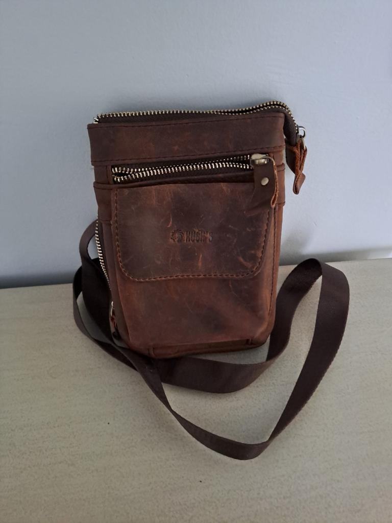 Lederen Tasje, Enlèvement