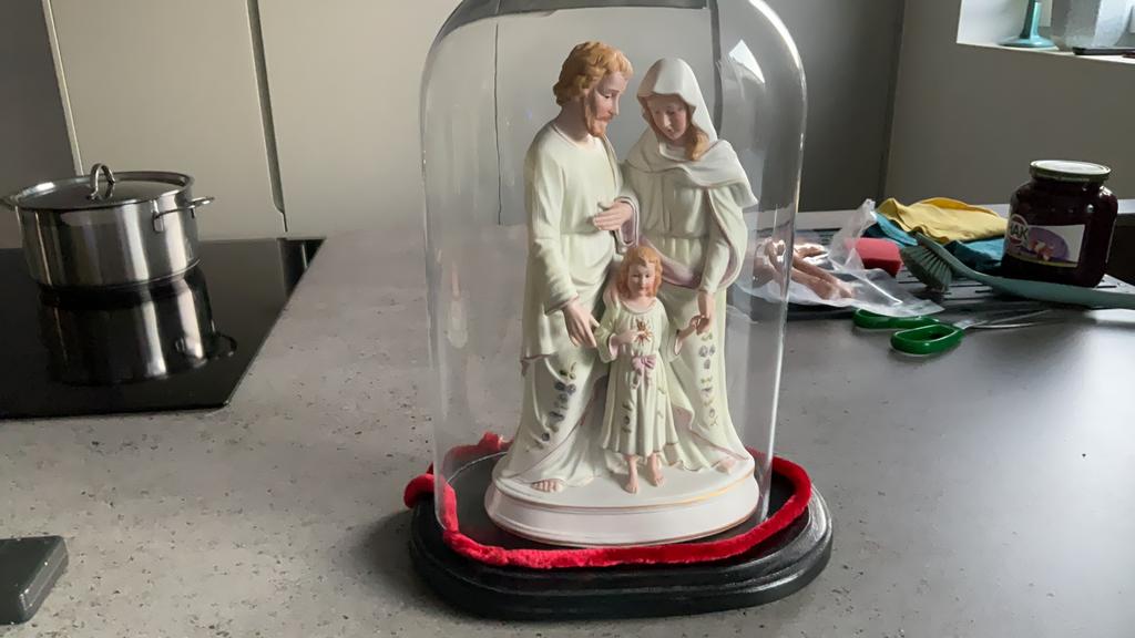 H Familie met globe., Ophalen