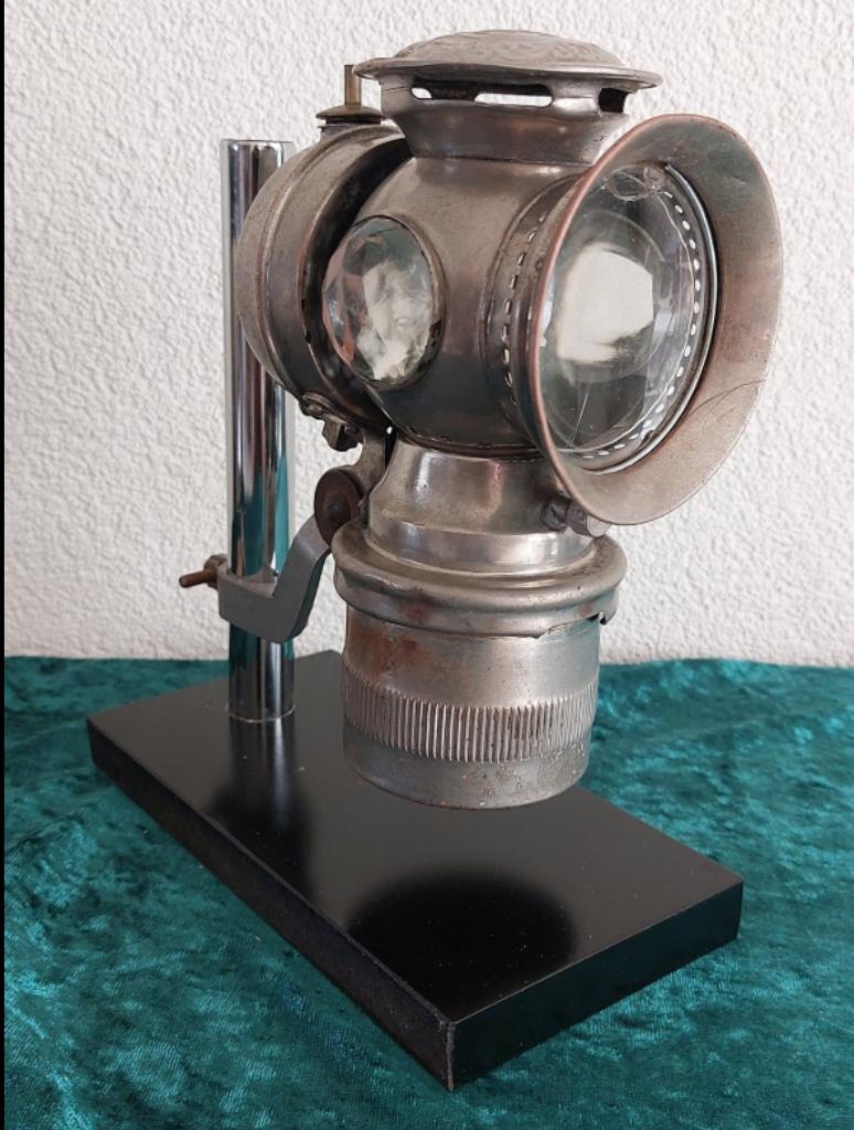 Lampe de vélo en carbone de type « SOLAR » sur support., Antiquités & Art, Enlèvement ou Envoi