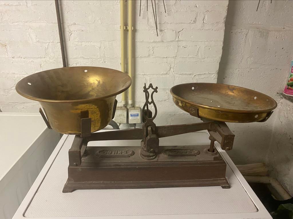 Ancienne balance, Enlèvement