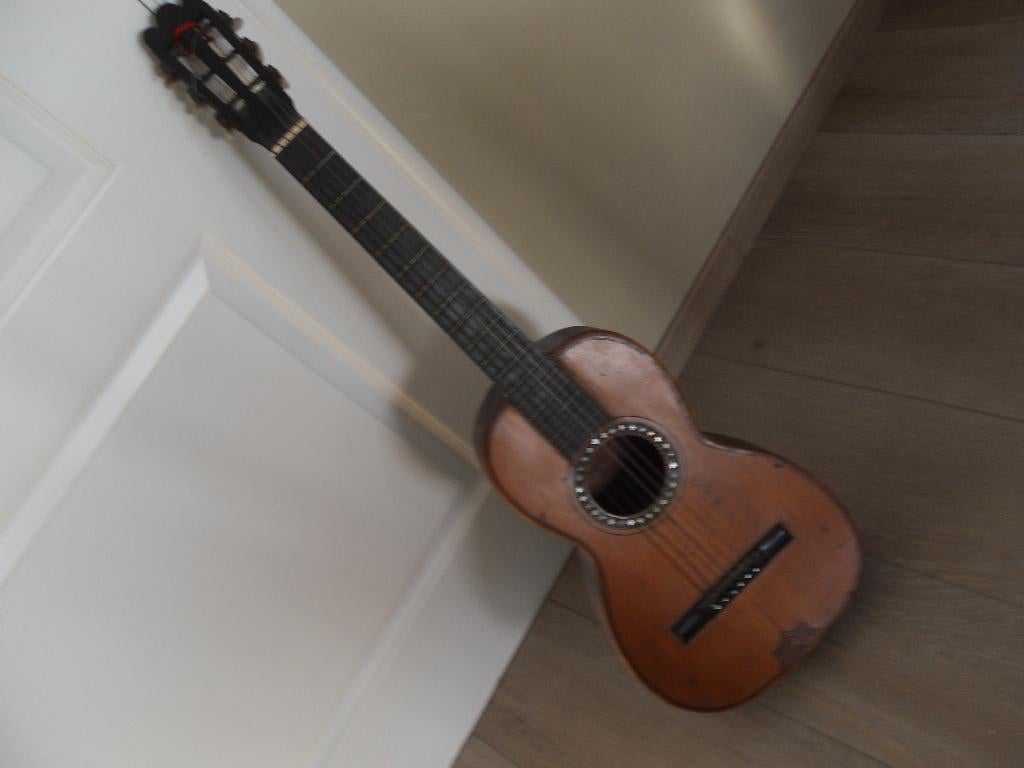 Ancienne petite guitare, Musique & Instruments, Instruments à corde | Guitares | Acoustiques, Utilisé, Enlèvement