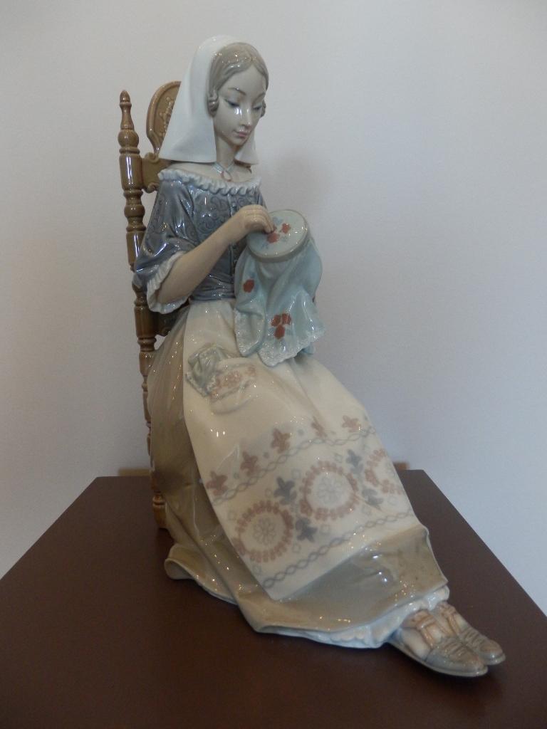 Lladro porselein Bordadora Insular, Antiek en Kunst, Ophalen
