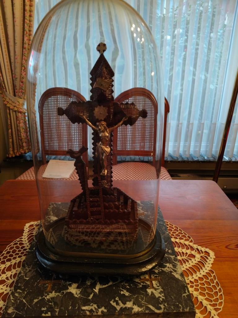 Globe avec croix en bois, Enlèvement