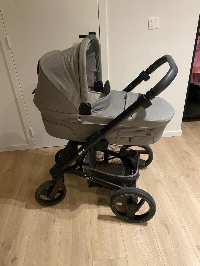 Mutsy Kinderwagen Nio grijs - complete set, Zo goed als nieuw, Met reiswieg, Mutsy, Ophalen